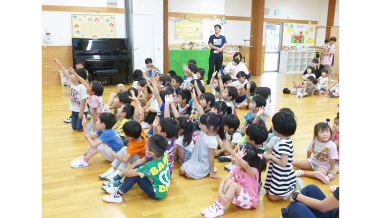 手を挙げて積極的に参加している子供たち