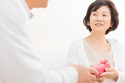 シニア世代にも使いやすいギフトを配布したい